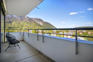 een balkon met een stoel en uitzicht op een berg bij The View in Bad Reichenhall