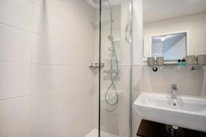 ein Bad mit einer Dusche und einem Waschbecken in der Unterkunft The View in Bad Reichenhall
