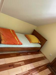 Bett in einem kleinen Zimmer mit in der Unterkunft Domek Letniskowy w Krzemiennej in Krzemienna