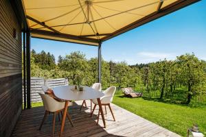 d'une terrasse avec une table et des chaises blanches. dans l'établissement Bodensee Oberschwaben, à Horgenzell