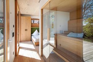 Habitación con una puerta de cristal que conduce a un dormitorio. en Bodensee Oberschwaben, en Horgenzell