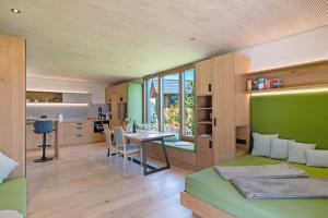 ein Wohnzimmer mit einem grünen Sofa und einem Tisch in der Unterkunft Bodensee Oberschwaben in Horgenzell