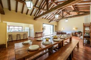 ein Esszimmer mit einem Holztisch in einem Zimmer in der Unterkunft Stunning 13th Century Luxury Villa* Garden & Pool in Avila