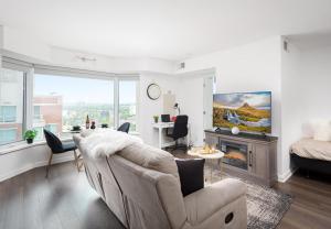 uma sala de estar com um sofá e uma cama em Premier INN em Toronto