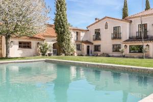 ein Swimmingpool vor einem Haus in der Unterkunft Stunning 13th Century Luxury Villa* Garden & Pool in Avila