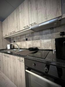 una cucina con lavandino e piano cottura di Joannas Luxury Room a Artemida