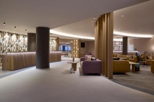 マスティハリにあるAmmos Luxury Resortのロビー(ソファ、椅子付)、待合室が備わります。