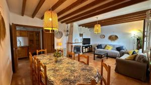 Posedenie v ubytovaní Villa Málaga con Piscina Vallada, Barbacoa y hermosas vistas by AndaraHolidays
