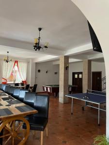 sala de estar con mesa de ping pong y mesa de ping pong en Pensiunea Andora, en Moieciu de Jos