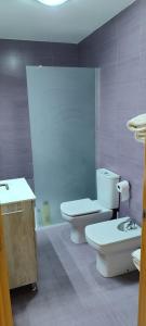 baño con 2 aseos y lavamanos en Jesús Del Perdón, en Manzanares