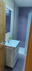 W łazience znajduje się umywalka i prysznic. w obiekcie Jesús Del Perdón w mieście Manzanares