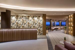 Ammos Luxury Resort في ماستيخاري: لوبي الفندق مع بار ومنطقة طعام