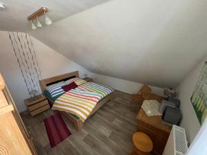 Dormitorio pequeño con cama en el ático en Silvia Busche, en Obernkirchen