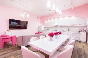 Η κουζίνα ή μικρή κουζίνα στο The Kentucky Rose by Hollyhock suites +30 φωτογραφίες