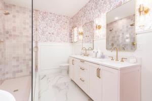 路易維爾的住宿－Kentucky Princess Pretty in Pink，浴室配有卫生间、盥洗盆和淋浴。