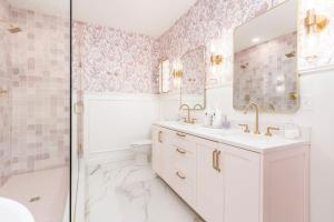 Ένα μπάνιο στο The Kentucky Rose by Hollyhock suites