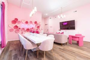 un comedor con paredes rosas y una mesa y sillas blancas. en Kentucky Princess Pretty in Pink, en Louisville