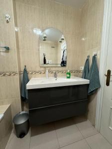een badkamer met een wastafel en een spiegel bij Strandnära boende i Torrox Costa in Torrox Costa