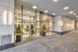 um hall de entrada de um edifício com dois vasos de plantas em Premier INN em Toronto