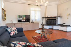 a living room with a couch and a tv at Villa Gialla in Aci Catena