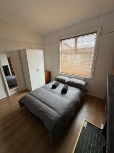1 dormitorio con cama grande y ventana grande en Big Family Room in room at 2 Iveragh Rd-4, en Dublín