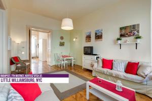 uma sala de estar com um sofá e uma mesa em Little Americas Ring Apartments em Budapeste