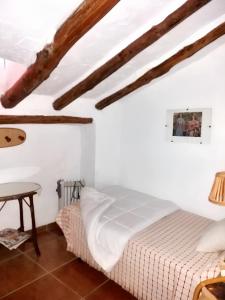 Dormitorio blanco con cama y mesa en 6 bedrooms house with balcony at Quesada, en Quesada