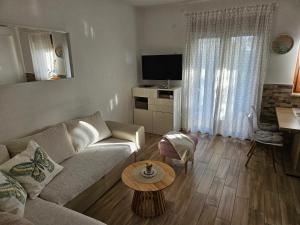 ein Wohnzimmer mit Sofa und Tisch in der Unterkunft Kristy's Place in Crikvenica