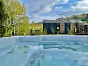 a pool of water in front of a house at Domki Piwniczna in Piwniczna-Zdrój