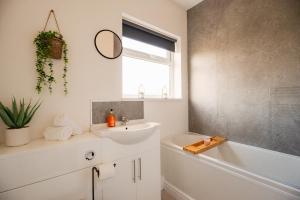 レッドカーにあるRedcar House By Horizon Staysの洗面台、浴槽、鏡のあるバスルーム +128枚の写真