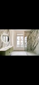 Un baño con lavabo, espejo y ventana. en Annavila, en Piešťany