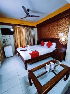 Hotel Niladri Palace tesisinde bir odada yatak veya yataklar