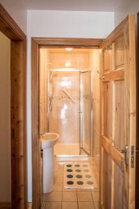 レンバイルにあるKillary Vistaのバスルーム(シャワー、シンク付)