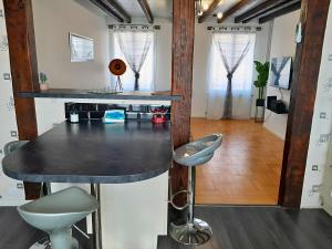 ル・アーヴルにあるVilla 4 Ch Plein Centre Havreの部屋にテーブルと椅子のあるキッチン +7枚の写真