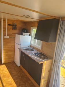 uma cozinha com um fogão e um frigorífico branco em Caravans spanien em La Marquesa