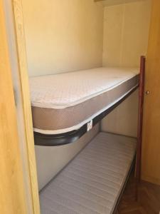 מיטה או מיטות בחדר ב-Caravans spanien