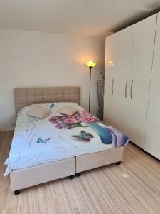 Ein Bett oder Betten in einem Zimmer der Unterkunft Hiška pod murvo - Kraški rob