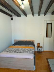 ル・アーヴルにあるVilla 4 Ch Plein Centre Havreのウッドフロアのベッドルーム1室(ベッド1台付)