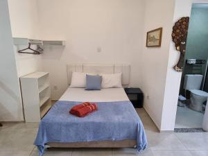 sypialnia z łóżkiem z niebieskim kocem w obiekcie RIO Star View, Gamboa, Little Africa 2 w mieście Rio de Janeiro