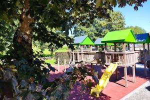 een speeltuin met een glijbaan in een park bij Hotel zum Buchenberg in Saint-Vith