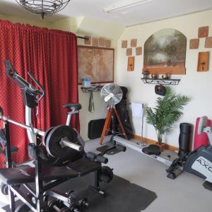 uma sala com um ginásio com equipamento de exercício em Mizen View em Goleen