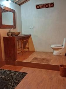 een badkamer met een toilet en een wastafel bij Loka Amertha in Sidemen
