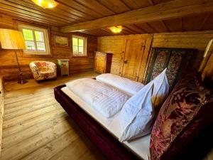 1 dormitorio con 1 cama en una cabaña de madera en AU-4 Bauernhof, en Lofer