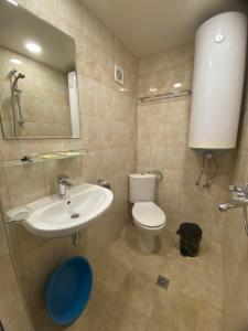 uma casa de banho com um WC branco e um lavatório. em Family Hotel Julian em Kranevo