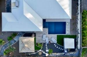 an overhead view of a building with a blue roof at Nakolodge -3 chambres - piscine et jardin privatifs in Sainte-Anne