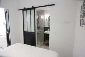 Un baño con ducha, inodoro y lavabo. en Clos Emilie, en La Seyne-sur-Mer 4 fotos más