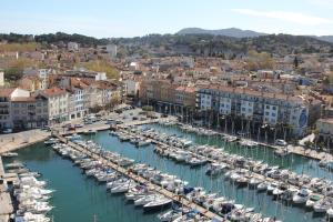 una vista aérea de un puerto lleno de barcos en Clos Emilie, en La Seyne-sur-Mer