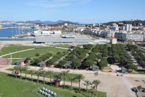 una vista aérea de un parque con palmeras en Clos Emilie, en La Seyne-sur-Mer