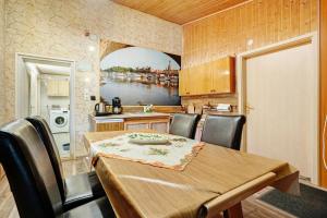 a kitchen and dining room with a table and chairs at Einzimmerwohnung im Haupthaus in Ruhland