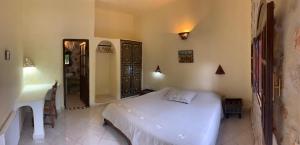 Un pat sau paturi într-o cameră la Azzaouia Resort
